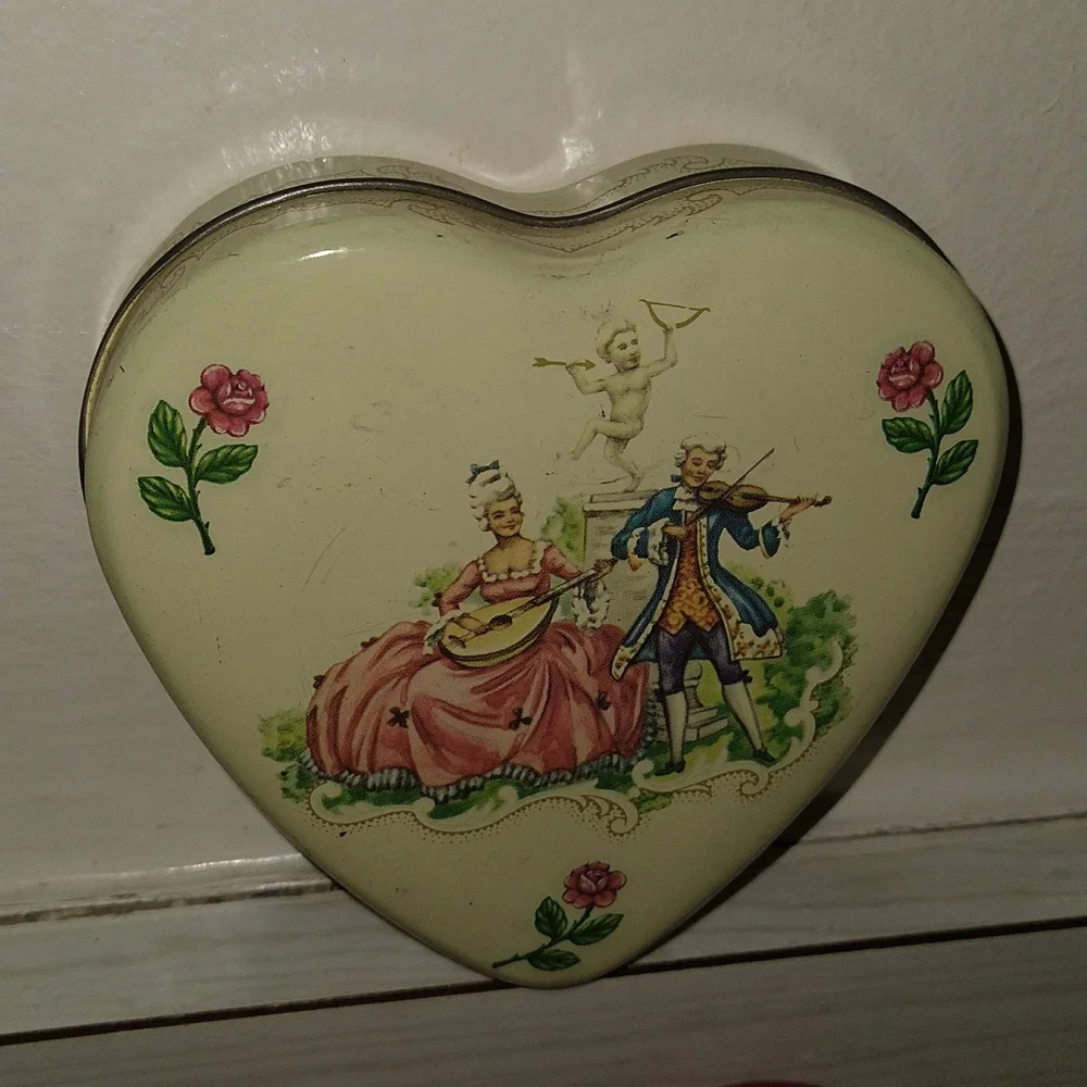 Vintage Designed by Daher Heart Tin & Pair Of 1985 Mrs. Grossman's Paper Co Tins - Picture 3 of 6